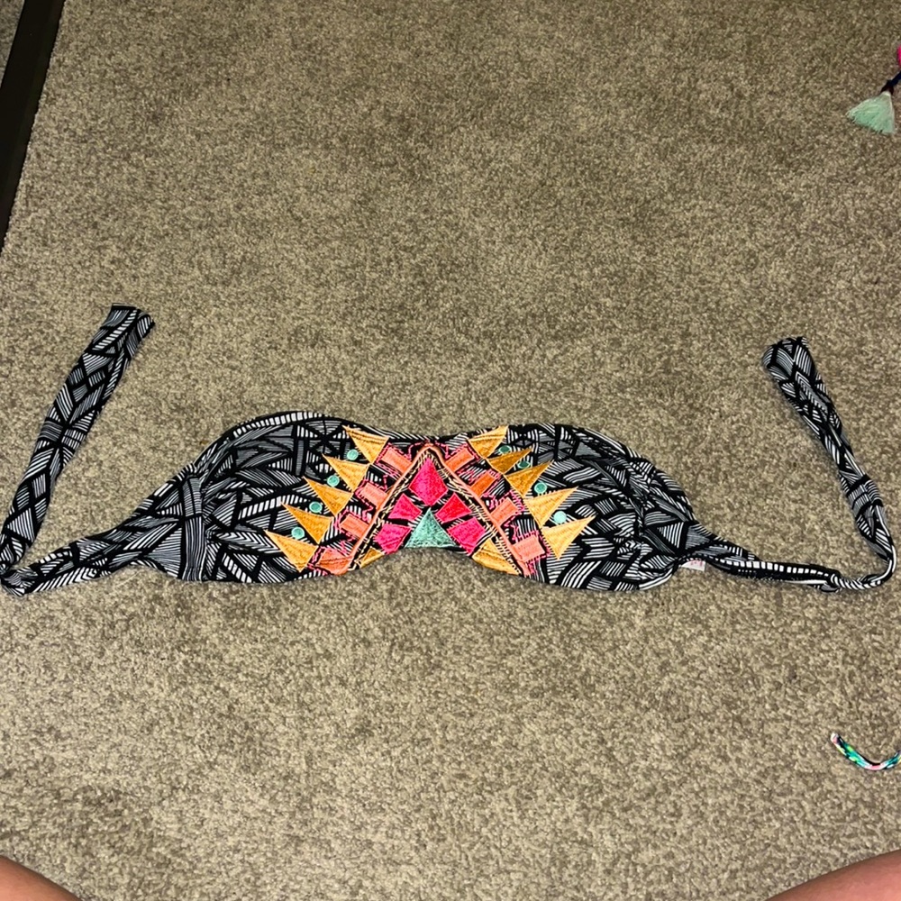 Size xs swim top perfect to pair with plain black bottoms! Good condition